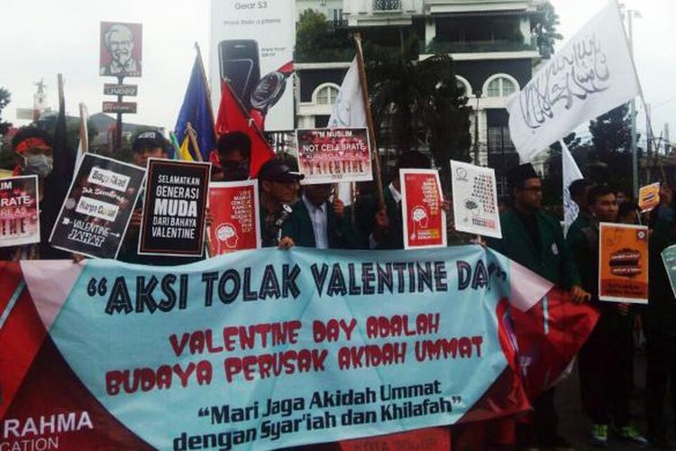 Puluhan mahasiswa El Rahma Education, Kota Bogor, melakukan aksi damai menolak hari kasih sayang atau Valentine Day, di Tugu Kujang, Kota Bogor, Senin (13/2/2017).
