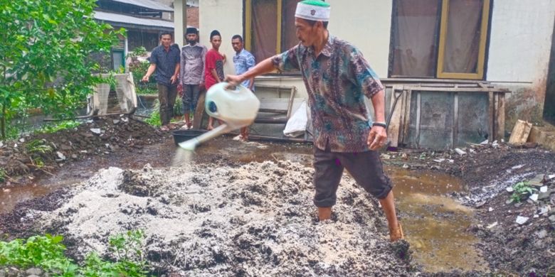 Para oetani mencampurkan kulit kopi dengan bahan lainnya sebelum difermentasi untuk dijadikan pupuk organik di halaman sekretariat kelompok tani Bina Bakti di Desa Tanjung Karya Kecamatan Samarang akhir pekan lalu.