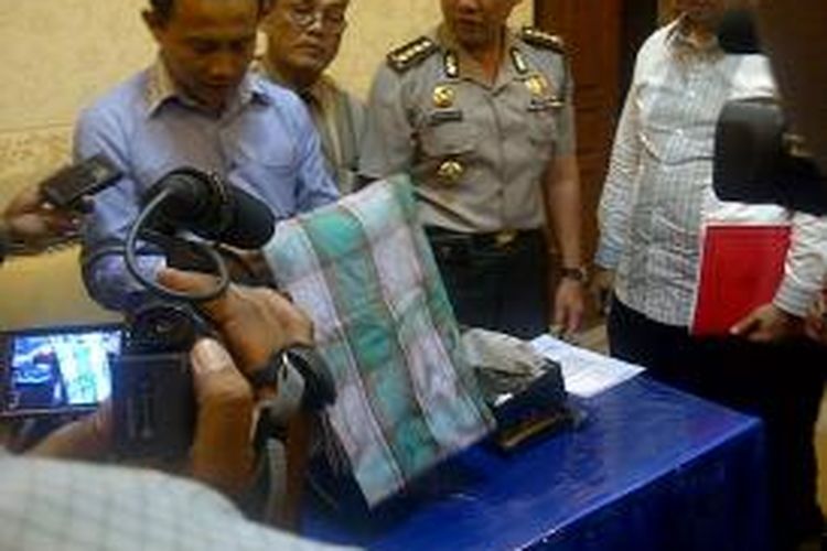 Sejumlah barang bukti berupa sarung, sepatu dan kain putih milik korban serta yang digunakan untuk ritual penggandaan uang dalam gelar perkara di Markas Kepolisian Daerah Jawa Tengah, Selasa (30/7/2013)
