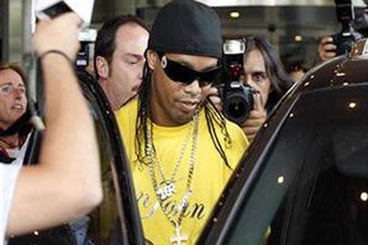 Ronaldinho akan segera menuju ke AC Milan.