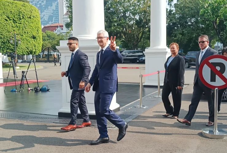 Gaya Tim Cook Bertemu Jokowi di Istana, Berjas Rapi dan Salam Dua Jari