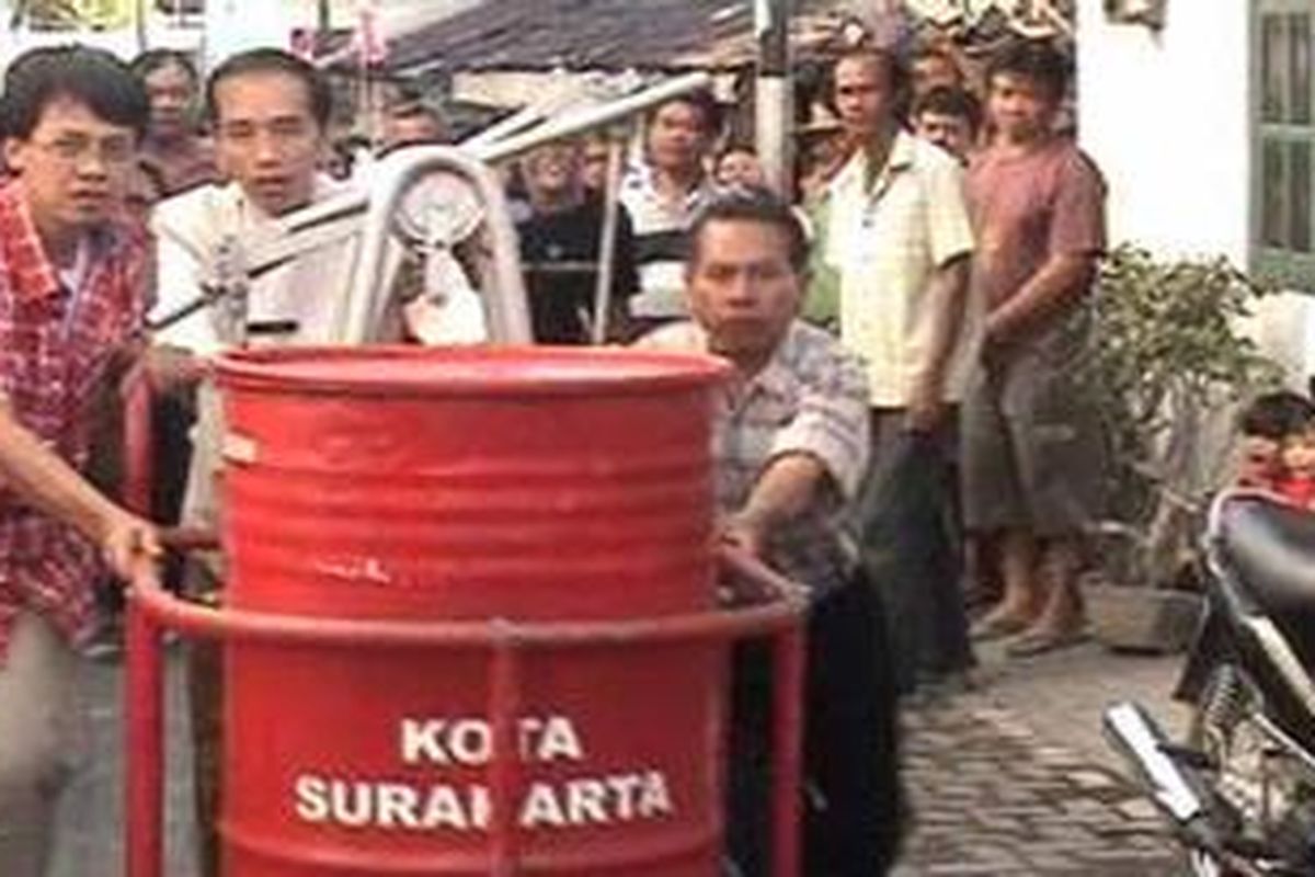 Jokowi menjajal alat pemadam kebakaran 