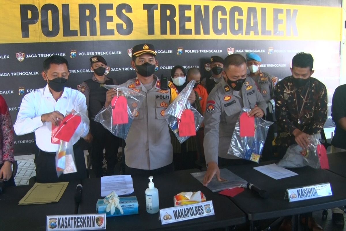Polisi menunjukkan barang bukti. atas penangkapan dua pelaku kejahatan ganjal mesin ATM di Trenggalek Jawa Timur, Kamis (02/06/2022).