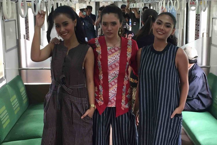 Lenggak lenggok para model berpakain batik di Stasiun Jakarta Kota sambut Hari Kartini, Sabtu (21/4/2018). 