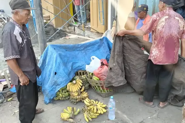 Cerita Sulirno, Pedagang Pasar Kebalen Malang yang Tidur di Trotoar dan Berharap Relokasi Layak
