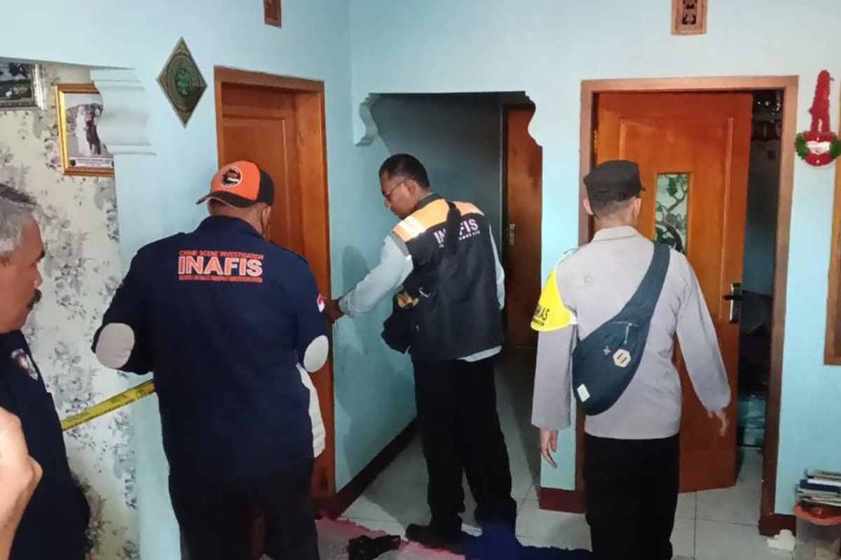 Polisi melakukan olah TKP di rumah ibu muda yang ditemukan tewas tak wajar di dalam kamar rumahnya di Jatinangor, Sumedang, Jabar, Jumat (6/9/2024). KOMPAS.com/AAM AMINULLAH