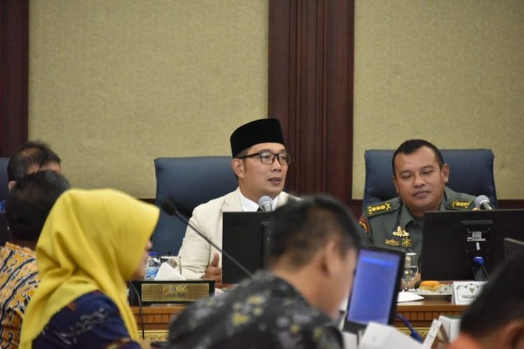 Gubernur Jawa Barat Ridwan Kamil saat memimpin rapat penanganan Sungai Citarum di Gedung Sate, Jalan Diponegoro, Kamis (1/11/2018).