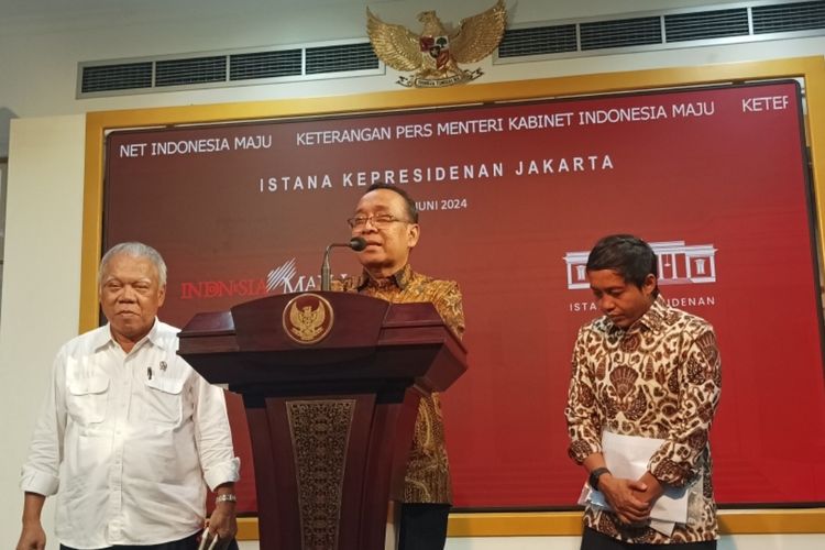 Mensesneg Pratikno saat mengumumkan pengunduran diri Bambang Susantono dan Dhony Rahajoe sebagai Kepala Otorita IKN dan Wakil Kepala Otorita IKN di Kantor Presiden, Jakarta, Senin (3/6/2024).