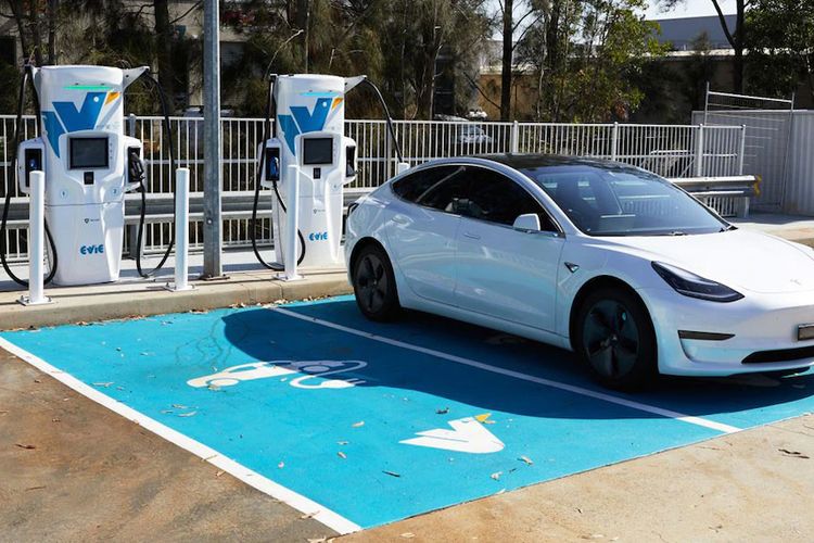 Sebuah fasilitas charger super cepat mobil listrik milik Ampol di Seven Hills, Sydney.