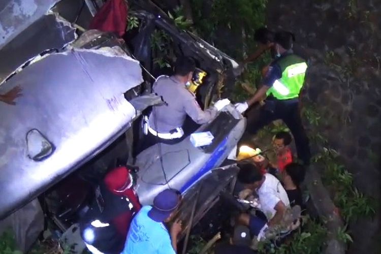 Bus Mira terjun ke parit sedalam empat meter di Ngawi, Jawa Timur, setelah menghindar dari pengendara sepeda motor yang tiba-tiba belok ke kanan. Akibat kecelakaan ini, kernet bus tewas dan sembilan orang luka luka.