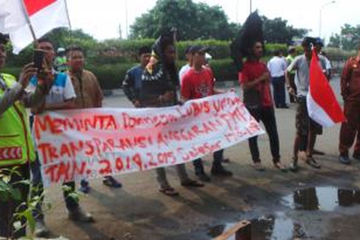 Sejumlah mahasiswa melakukan demo di depan PD Pasar Jaya di Matraman, Jakarta Timur. Mereka menuntut Direktur PD Pasar Jaya Djangga Lubis untuk dicopot dan menudingnya telah melakukan korupsi. Senin (22/6/2015).