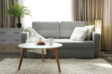 Sebaiknya Meja Kopi Lebih Rendah, Sejajar, atau Tinggi dari Sofa?