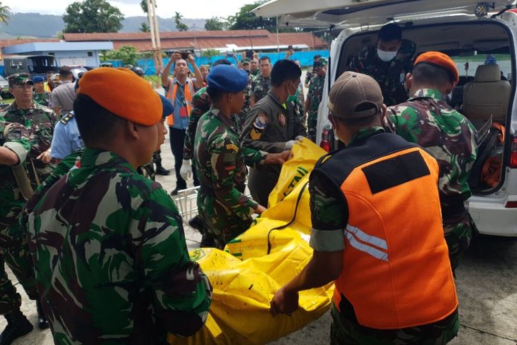 Jenazah korban jatuhnya Heli MI 17 tiba di Base Ops Lanud Silas Papare, Jayapura, Papua, Sabtu (15/02/2020)
