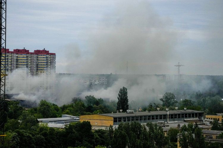 Asap mengepul setelah Rusia melancarkan serangan rudal di Kyiv, Ukraiina, Mingu (5/6/2022).