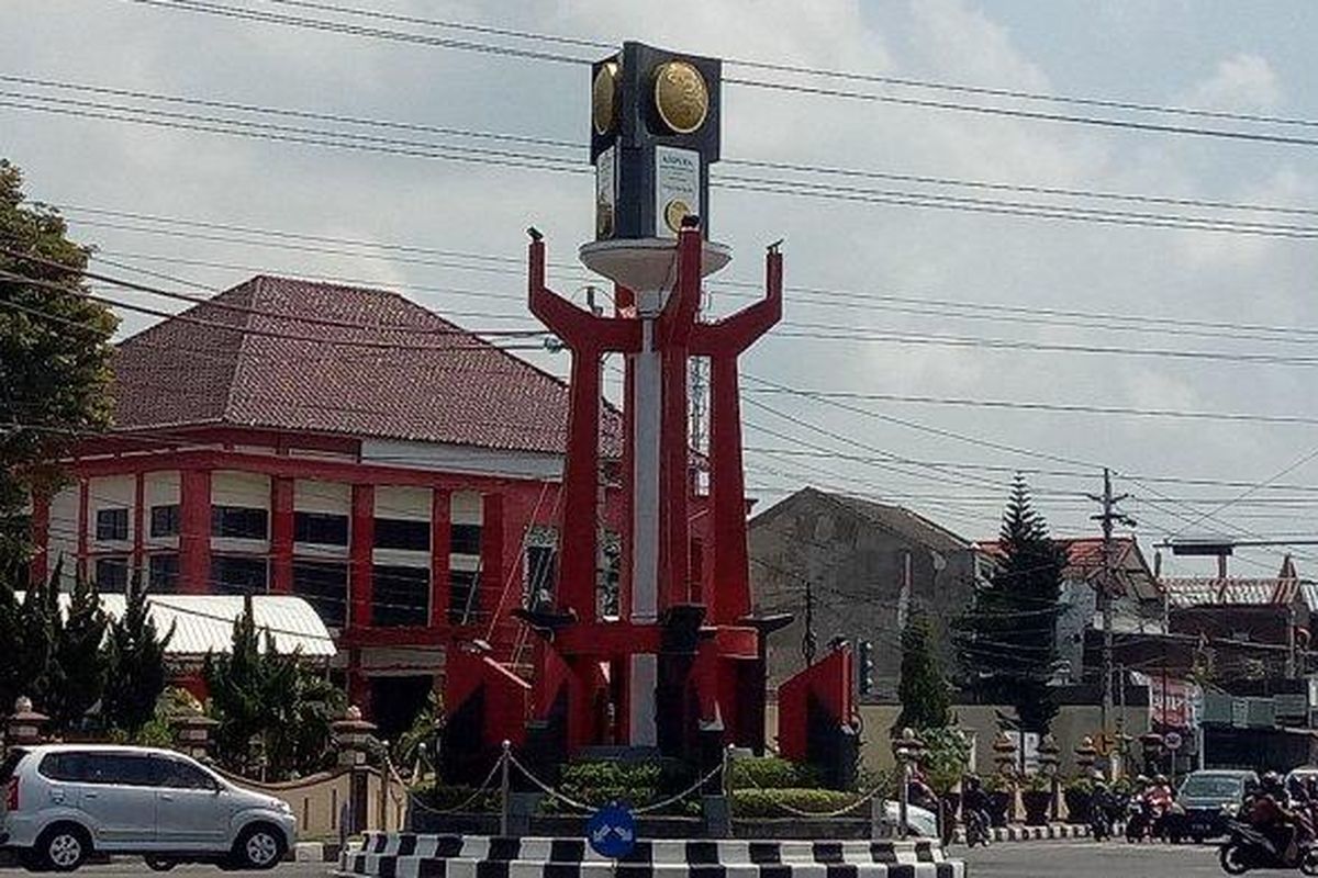 IKON KABUPATEN SUKOHARJO - Tugu Adipura di Simpang Lima Kota Sukoharjo, Jawa Tengah, Februari 2022.