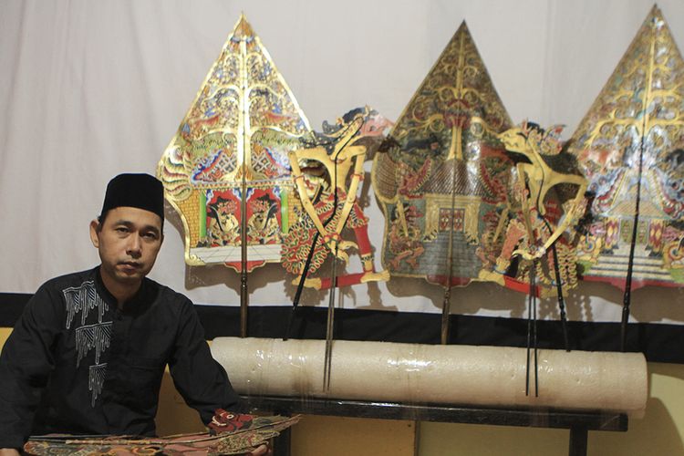 Wirawan Rusdi dalang wayang Palembang saat berada di Sanggar Sri Wayang Kulit Palembang, Minggu (25/9/2023)
