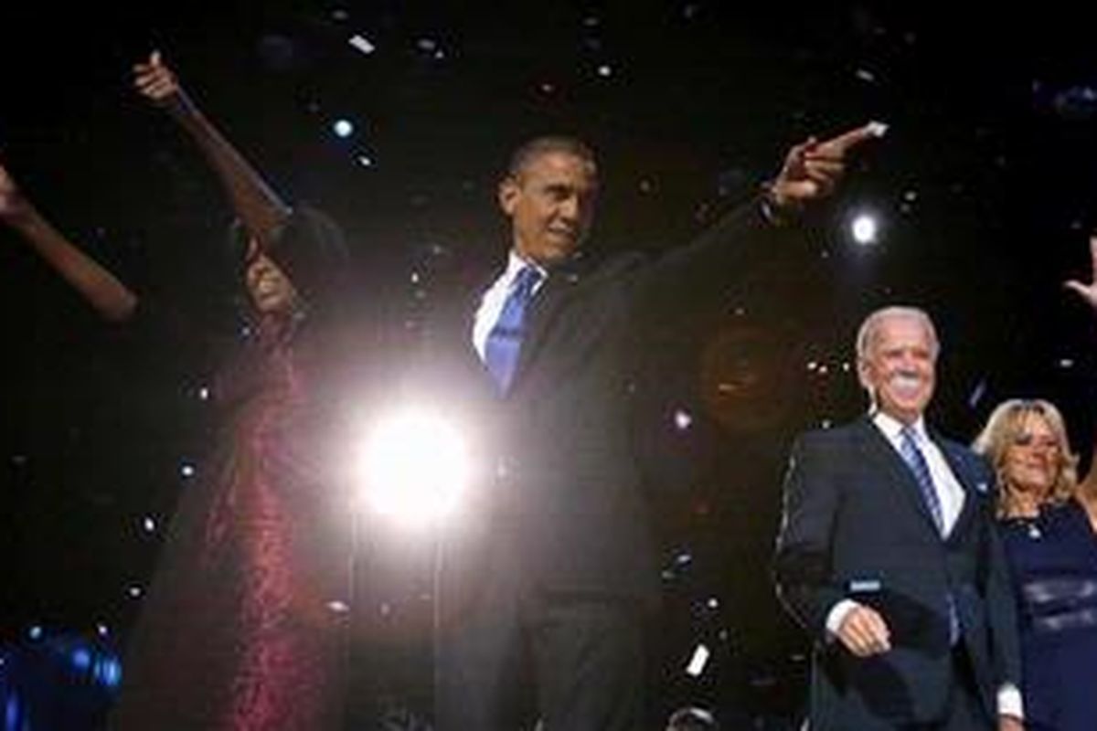 Presiden Amerika Serikat Barack Obama dan Wakil Presiden Joe Biden didampingi istri masing-masing merayakan kemenangan mereka bersama ribuan pendukung di Chicago. 