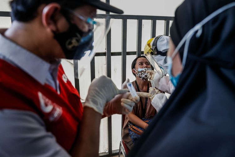 Petugas medis melakukan tes usap antigen kepada calon penumpang KRL (Kereta Rel Listrik) di Stasiun Tanah Abang, Jakarta Pusat, Senin (21/6/2021). PT KAI Commuter melakukan tes acak kepada penumpang KRL dari tanggal 21-27 Juni 2021 guna mencegah penyebaran wabah Covid-19.