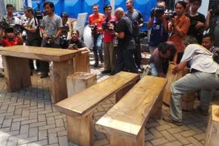 Perabotan berupa meja yang disita KPK dari kediaman politisi PDI Perjuangan Olly Dondokambey, di Manado.