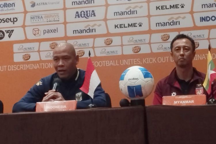 Pelatih tim nasional Indonesia U-19, Nova Arianto (kiri) bersama pelatih Myanmar, Ryuji Sueoka (kanan), saat memberikan keterangan pers di Kota Medan, Minggu (31/5/2026).