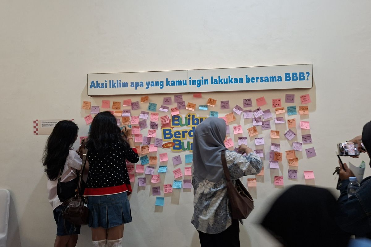 Peserta acara Buibu Berdaya Bumi: Dari Literasi jadi Aksi menghadiri acara sebagai aksi kepedulian terhadap iklim.