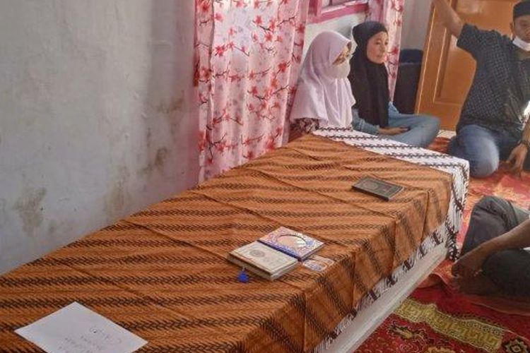 Suasana rumah Satria Khalifah Aryana (12) seorang santri asal Kampung Hegarmanah, Desa Purwadadi Barat, Kecamatan Purwadadi, Kabupaten Subang, Jawa Barat yang menjadi korban kebakaran di Karawang, Selasa (22/2/2022). 
