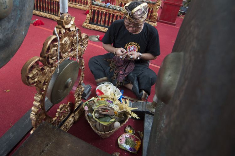 Seorang narapidana menggelar doa-doa sebelum grup keseniannya pentas di Taman Budaya Denpasar, Jumat (7/7/2017). 