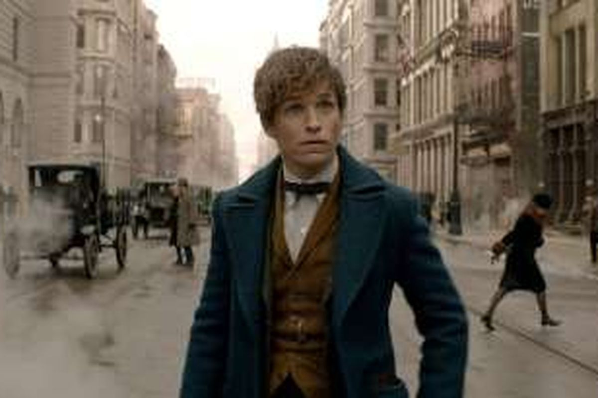 Eddie Redmayne bermain dalam Fantastic Beasts and Where to Find Them (2016)