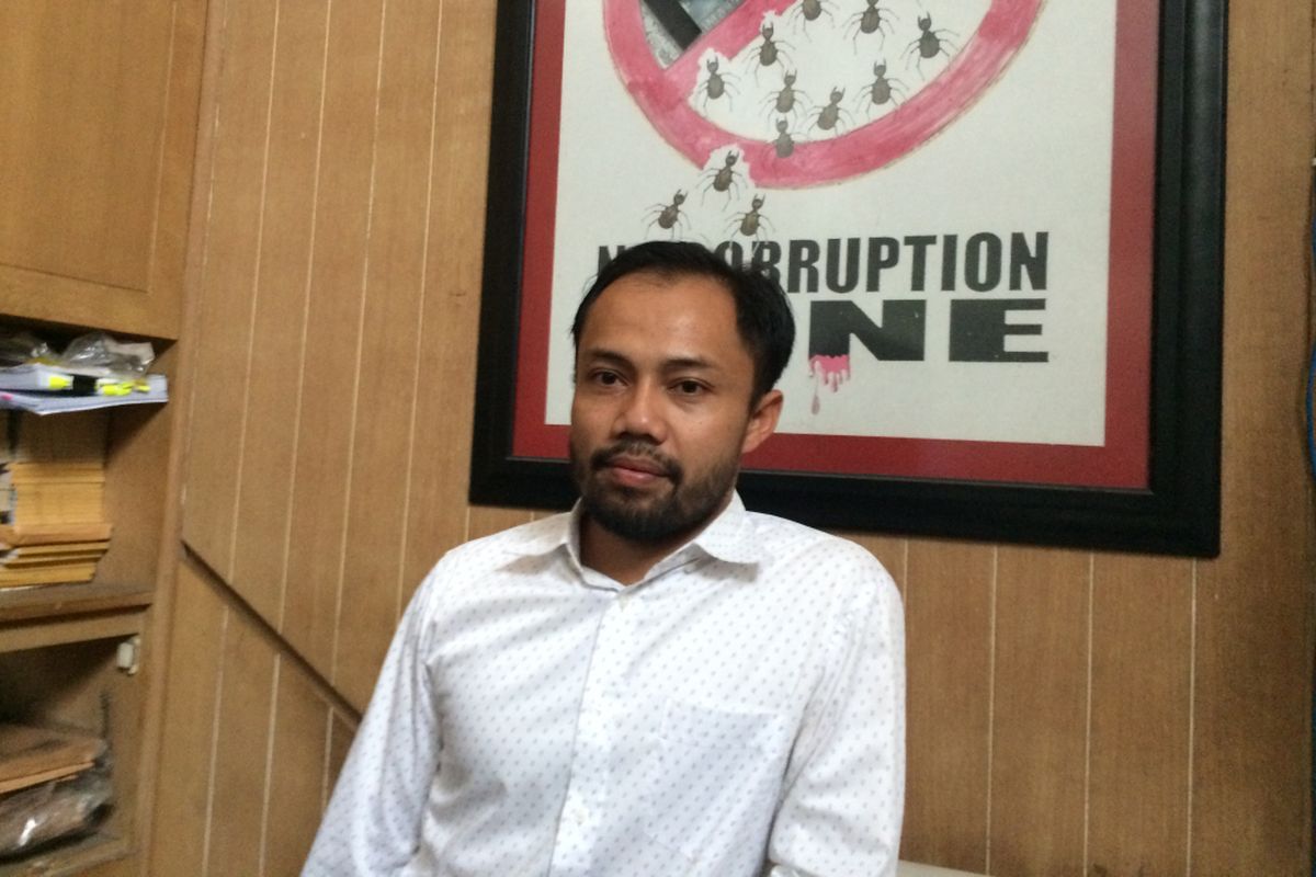 Koordinator Divisi Korupsi Politik Indonesian Corruption Watch (ICW), Donal Fariz di Kantor ICW, Jakarta Selatan, Selasa (18/4/2017).