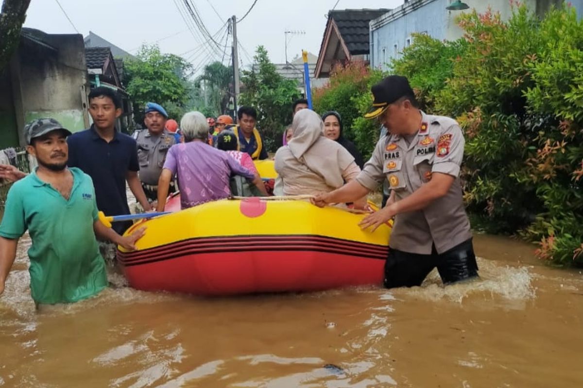 Evakuasi warga terdampak banjir menggunakan perahu karet di Perumahan BSI Duren Mekar, Bojongsari, Depok, Rabu (18/3/2020).