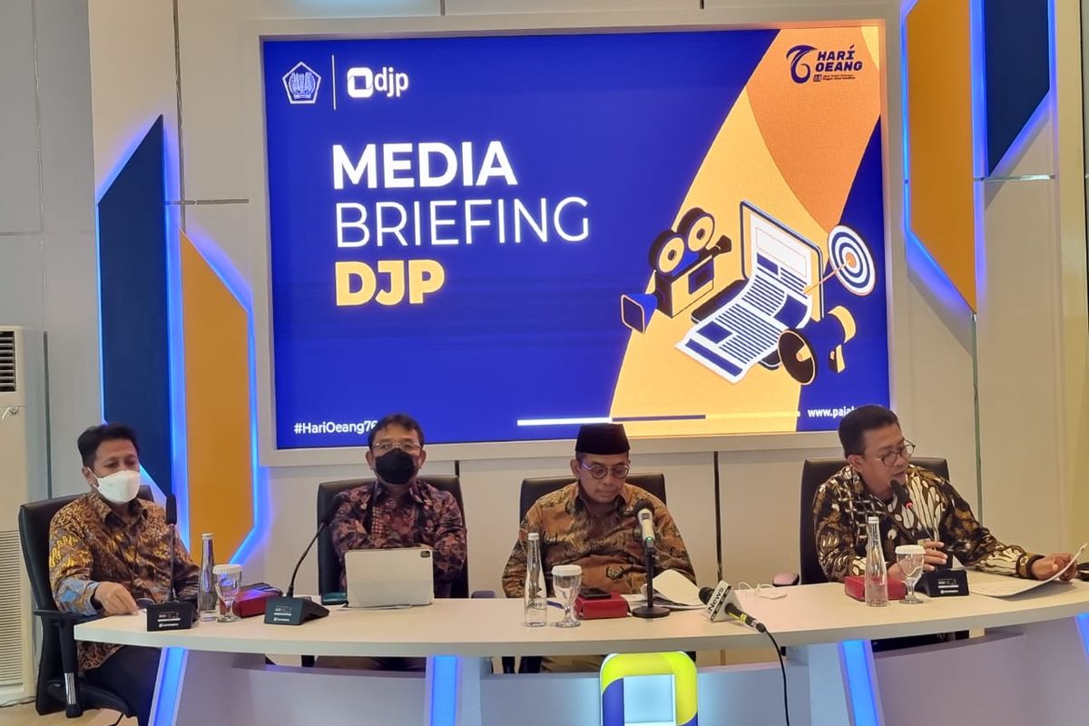 Direktur Jenderal Pajak Suryo Utomo (kedua dari kiri) saat media briefing di Gedung DJP Jakarta, Selasa (4/10/2022). 