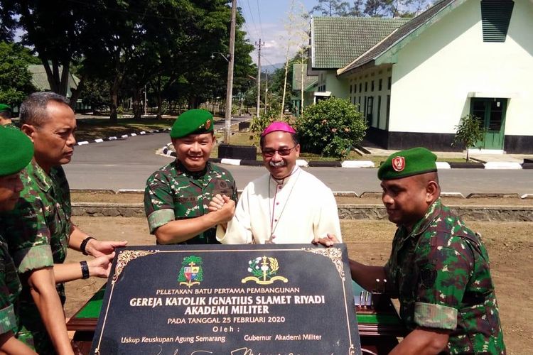 Bersama Uskup Keuskupan Agung Semarang, Mgr. Robertus Rubiyatmoko dalam peletakkan batu pertama Gereja Katolik Ign. Slamet Riyadi di Kompleks Akmil, Magelang.