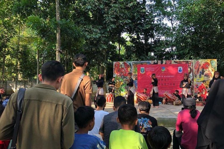 Salah satu kegiatan pertunjukan seni yang digelar di Tetater Guriang, Kecamatan Warunggunung, Kabupaten Lebak, Banten, baru-baru ini.