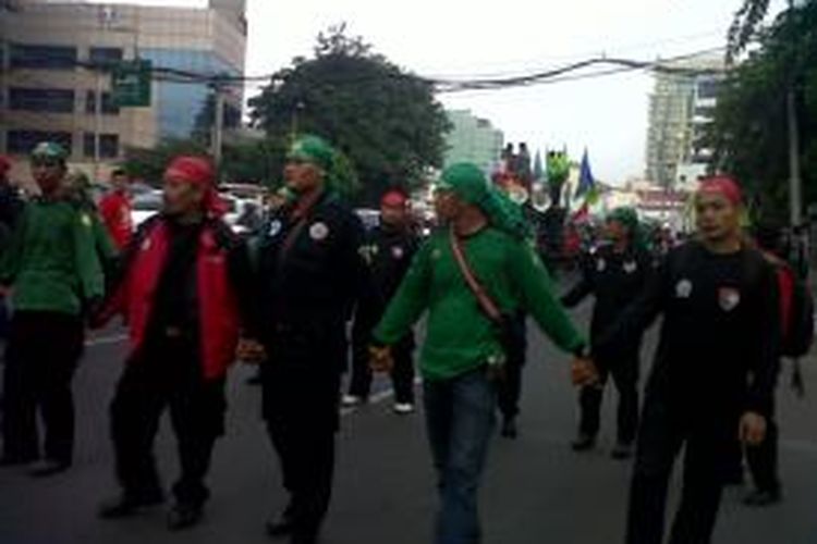 Ratusan Buruh yang tergabung forum buruh DKI Jakarta menggelar unjuk rasa di depan kantor Balaikota Jakarta, Jumat (25/10/2013) petang. Mereka menuntut kenaikan upah minimum provinsi DKI sebesar Rp 3,7 juta pada 2014.