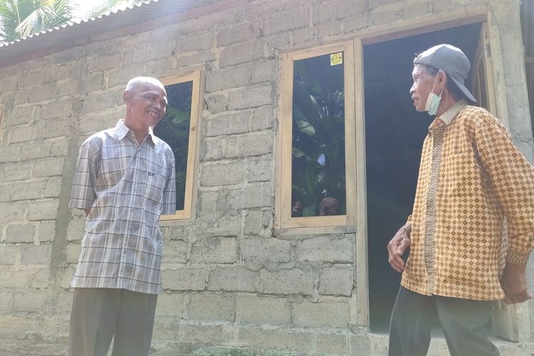 Sukardi (55) orang dengan gangguan jiwa yang dulunya tinggal di pekuburan. Ia sudah pulih dan selesai menjalani rehabilitasi, lalu kembali ke kampungnya di Pedukuhan Kedunggupit, Kalurahan Kebonharjo, Kapanewon Samigaluh, Kabupaten Kulon Progo, Daerah Istimewa Yogyakarta. Warga membangun rumah sederhana dan baik untuk tempat tinggal pria setengah baya sebatang kara ini.