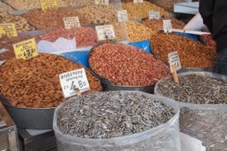 Kuaci dijajakan di Athena, Yunani.