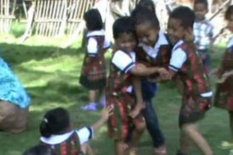 Sekolahnya ditutup pemilik yayasan, puluhan siswa TK di Kecamatan Campalagian, Polewali Mandar, ini terlantar. Mereka datang ke sekolah, namun tak ada lagi ruang kelas dan sarana bermain. Mereka hanya bermain-main di halaman rumah penduduk sebelum kembali ke rumahnya.