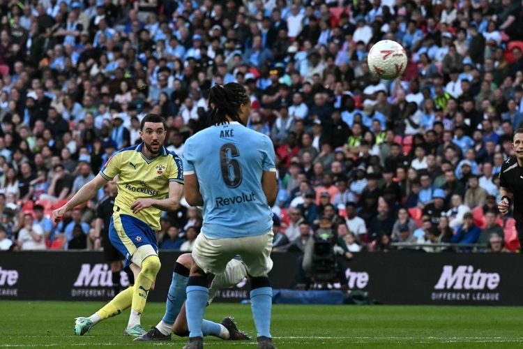 Finn Azaz (kiri) mencetak gol pembuka dalam pertandingan sepak bola semifinal Piala FA antara Manchester City vs Southampton di Stadion Wembley di London, pada 25 April 2026. (Foto oleh Ben STANSALL / AFP) 