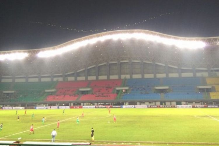 Suasana pertandingan antara PSMS Medan dan Kalteng Putra pada laga babak 8 besar Liga 2 Grup X di Stadion Patriot Chandrabhaga, Bekasi. Kamis (9/11/2017).