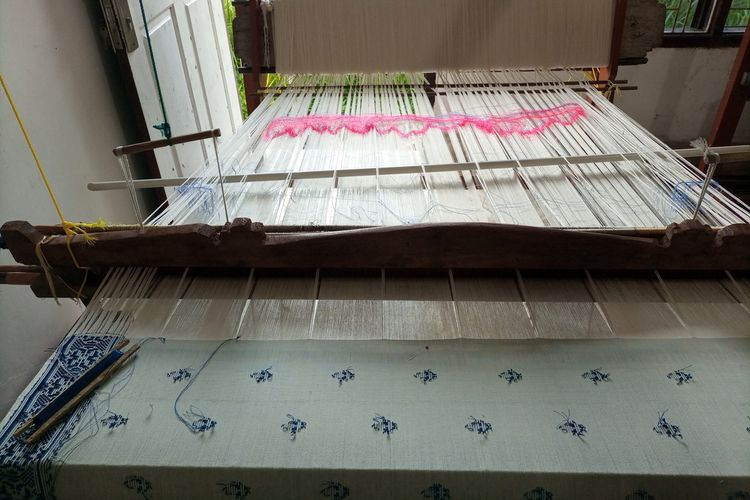 Proses menenun songket, dikerjakan dengan tangan menggunakan benang emas dan perak di DSA Bandar Khalipah, Kecamatan Percutseituan, Kabupaten Deliserdang, Sumut, Kamis (29/12/2022)