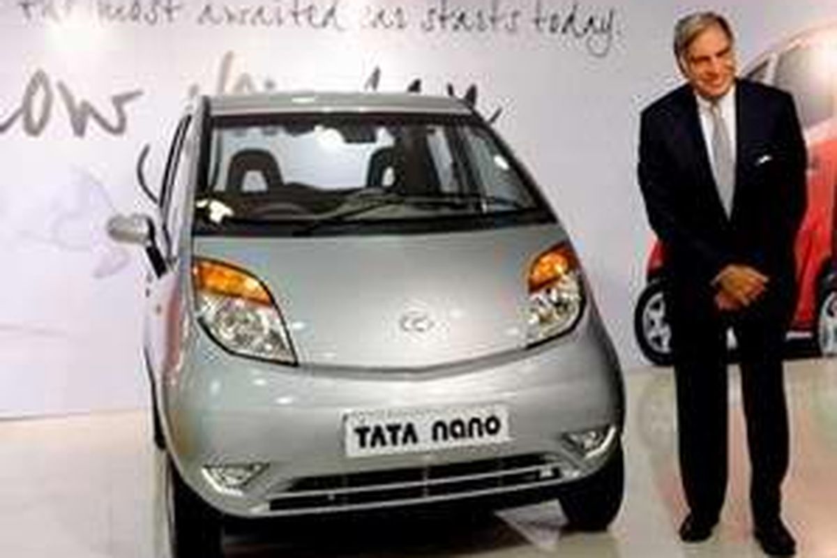 Ratan Tata, bos otomotif India bersama produk kebanggaannya Tatan Nano