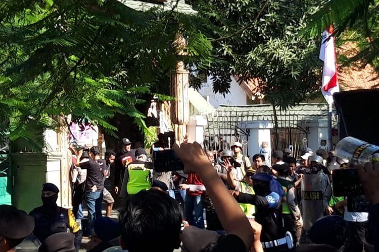 Sejumlah polisi menggunakan perisai mendobrak dan menjebol pintu pagar Asrama Papua Surabaya di Jalan Kalasan, Surabaya, Jawa Timur, Sabtu (17/8/2019).