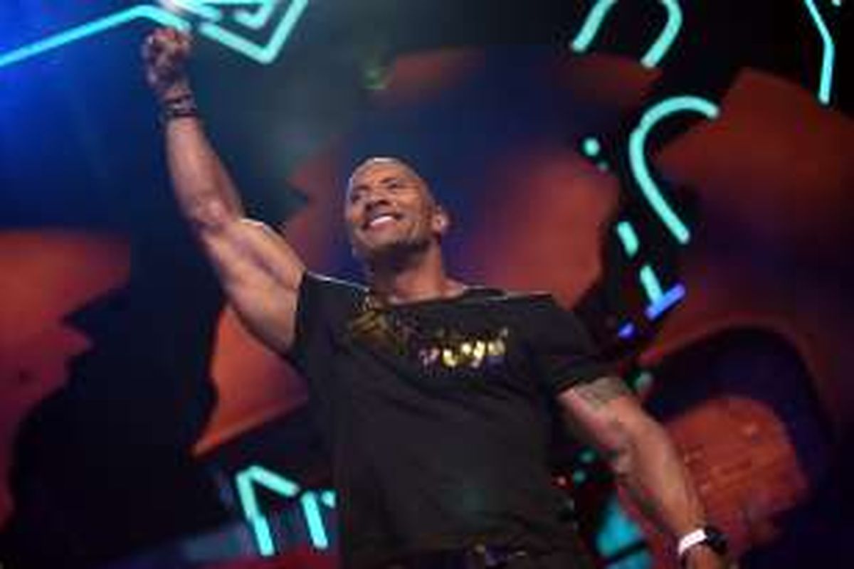 Aktor Dwayne Johnson , atau yang lebih dikenal dengan sebutan The Rock, menjadi pembawa acara MTV Movie Awards 2016 yang digelar di Warner Bros Studios, Burbank, California, Sabtu (9/4/2016).