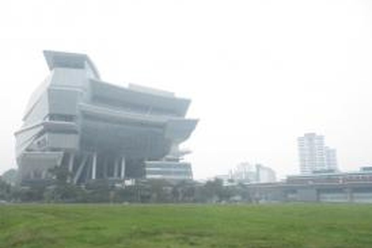 Bangunan Mall Star Vista dan Stasiun MRT Buona Vista, Singapura, diselubungi Kabut asap, Kamis (24/09)