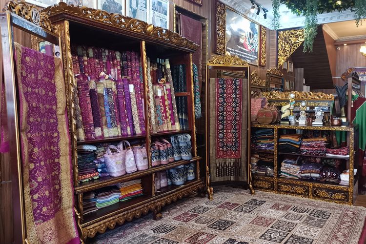 Lemari kain songket di Rumah Songket Adis, Palembang.