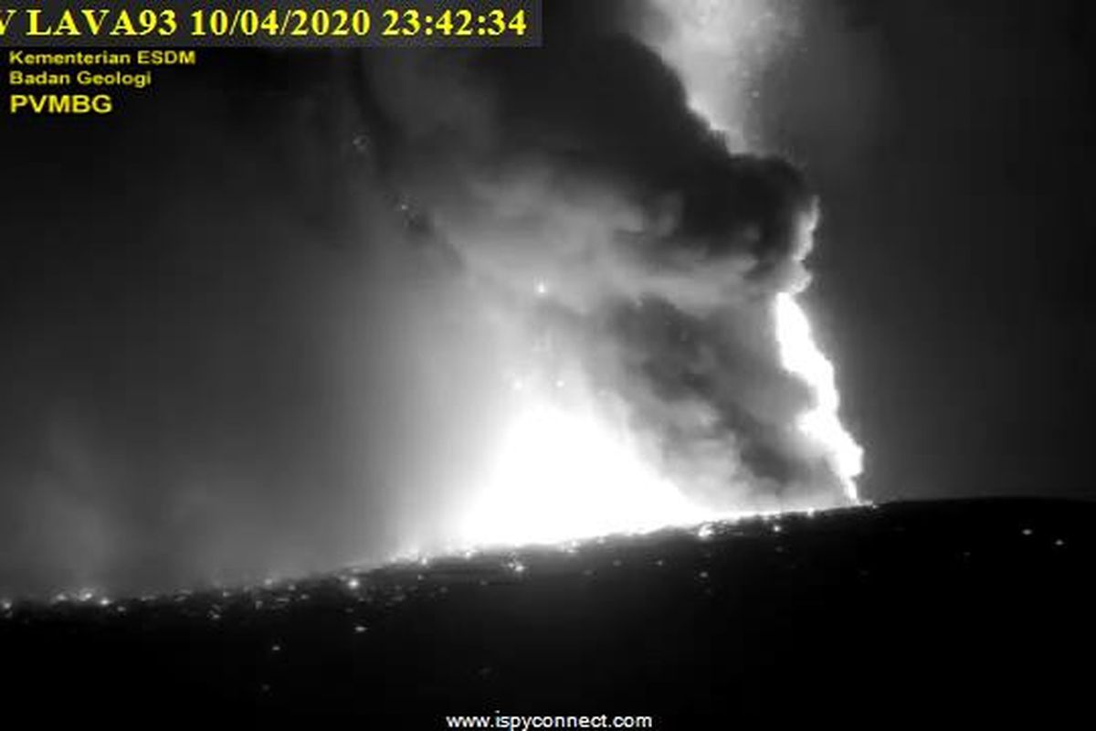 Erupsi Gunung Anak Krakatau, Jumat (10/4/2020) malam terpantau kamera pengawas PVMBG.