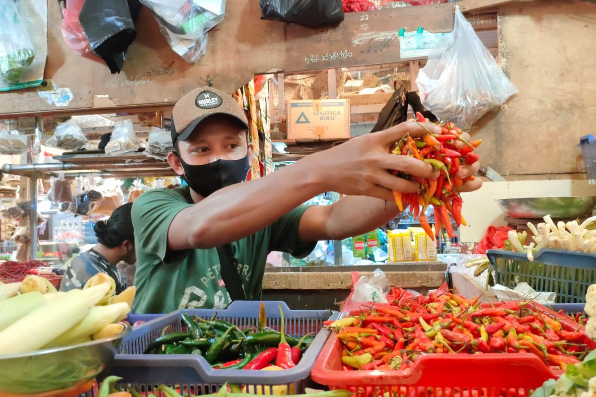 Febi, Penjual cabai di Pasar Koja Baru, Jakarta Utara saat menjelaskan kenaikan harga cabai menjelang Natal dan Tahun Baru, Rabu (1/12/2021).