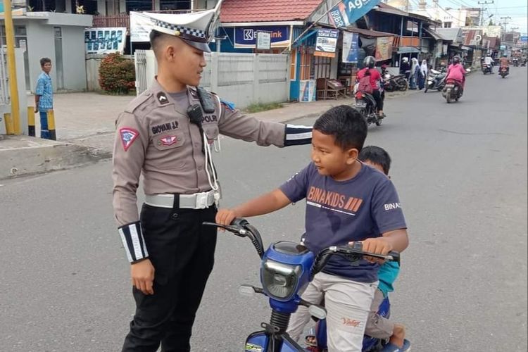 Aturan sepeda listrik di jalan raya. Polisi saat memberikan edukasi terhadap pengguna sepeda listrik di Sumenep yang masih di bawah umur, Senin (17/7/2023). 