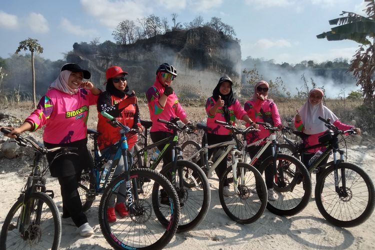 Saat BGK gowes dengan latar bebukitan di wilayah Sumenep. 