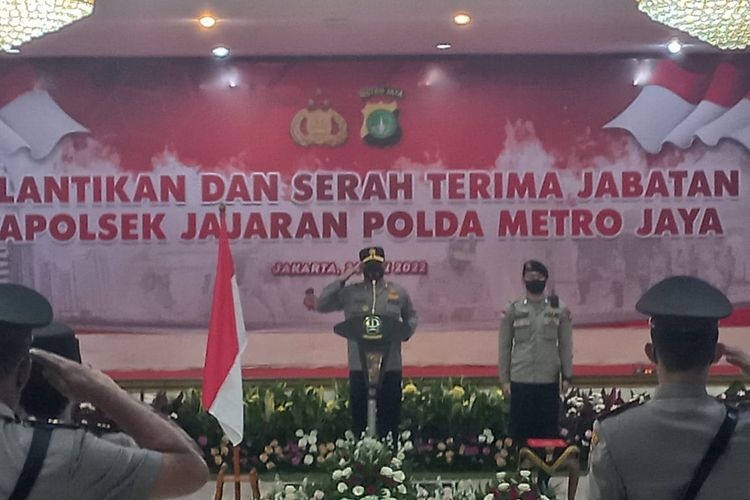 Kapolda Metro Jaya Irjen Fadil Imran memimpin proses serah terima jabatan Kaposek di wilayah hukum Polda Metro Jaya, Selasa (24/5/2022).